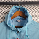 Jaqueta Corta Vento Manchester City 23/24 - Azul e Branca - KARIOCA MULTIMARCAS