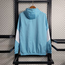 Jaqueta Corta Vento Manchester City 23/24 - Azul e Branca - KARIOCA MULTIMARCAS