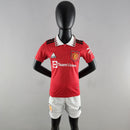 Kit Infantil Manchester United Titular 22/23 - KARIOCA MULTIMARCAS